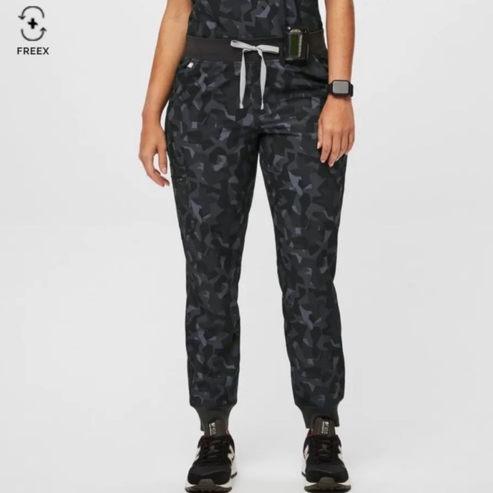 Figs LIMITED EDITION Bonsai Camo Cairo FreeX Lined
Cargo Jogger Scrubs Pants Lrg